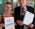 Bild: le
Sylvia Witzl überreicht Peter Steigner die Urkunde. Der scheidende Rektor darf sich künftig "Freund der Schule" nennen.