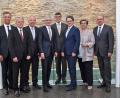 Bild: Bayreuther
Gruppenbild: IHK-Präsident Michael Matt (4.v.r.) und das neue IHK-Präsidium mit den sieben Vizepräsidenten (v.l.) Stefan Rödl, Thomas Hanauer, Bernd Fürbringer, Dr. Rolf Pfeiffer, Dr. Alois Plößl, Karin Siegert und Peter Esser.