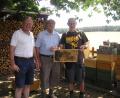 Bild: wfw
Die beiden Vorsitzenden Hans Pröls (links) und Hans Pilarski (rechts) begrüßen Bienenfachwart Hermann Bronold als Referent beim Imkerfest.