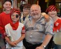 Bild: dob
Als "Papa der Schule" war Lehrer Rudolf Künzl bei den Buben und Mädchen beliebt. Die Piraten haben jedenfalls ihren Schatz gefunden, das war ihnen anzumerken.