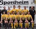 Bild: ral
Die Offiziellen des SV Trisching freuen sich über viele Neuzugänge: (von links) d Vorstand Hubert Scharf, Trainer Gerald Lösch, Noah Kurz, Christian Niedermeier, Luis Schatz, Daniel Meyer, Fußballabteilungsleiter Jürgen Altmann und (sitzend von links) Franz Ruidisch, Andreas Meierhofer, Johannes Wesnitzer, Jonas Schimmer, Markus Oefner und Stefan Oefner.	Bild: ral