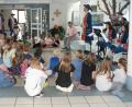 Bild: weu
Alois Schneeberger las ein musikalisches Märchen in Anlehnung an Schneewittchen, der Kolping-Spielmannszug begleitete mit seinen Instrumenten und sie begeisterten die Grundschüler in der Schulnacht.