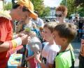 Bild: gsb
Sichtlich stolz macht „Donikkl“ die Kinder, die sich vor dem Konzert von ihm noch schnell ein Autogramm holen.