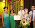 Bild: Thomas Dobler
Der scheidende Schulleiter Helmut Schuster (Mitte) bekam nach der Rede seines Stellvertreters Manfred Bösl (Zweiter von rechts) ein Geschenk des Kollegiums, das Angela Dausch, Ildika Hummel (von links) und Andrea Bäumler (rechts) überreichten. Für Schusters Gattin Anneliese (Dritte von rechts) gab es Blumen.