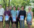 Bild: ohr
Von den vier Schulbesten beim Qualifizierenden Abschluss an der Mittelschule Schmidgaden 
erreichten (ab Dritter vorne von links) Bastian Obendorfer (1,3) und Stefan Ruidisch (1,3) die Note „Sehr gut“. Fabian Ott (1,7) und Leon Mösbauer (1,8) schafften eine „1“ vor dem Komma. Klassenleiterin Diana Wachtel, Rektor Klaus Ruetz (vorne von links) und Elternbeiratsvorsitzende Andrea Hölzl (rechts) sowie die Bürgermeister (hinten von rechts) Josef Deichl (Schmidgaden) und Christian Ziegler (Fensterbach) sprachen die Glückwünsche aus