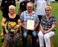 Bild: zer
Sie beglückwünschen das neue Ehrenmitglied Hans Müller (Mitte): zweiter FC-Vorsitzender Josef Kellner, Ehrenamtsbeauftragter Dietmar Wagner, Vorsitzender Andreas Hammer (oben, von links) sowie Ehefrau Agnes Müller (sitzend, links) und Ehrenmitglied Gertraud Feiner.