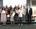 Bild: eig
Die Einser-Schüler des Abschluss-Jahrgangs 2018 der Gustl-Lang-Schule; mit einem Preis der Regierung wurden die beiden Schulbesten ausgezeichnet: Leticia Levai (Zweite von links) und Monika Gerstacker (Sechste von links), rechts Schulleiter Thomas Reitmeier.