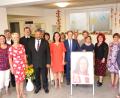 Bild: fvo
Rektorin Tanja Willax-Nickl (Siebte von links) wird an der Grundschule Waldthurn verabschiedet. Dem Festakt wohnt auch Ehemann Dr. Michael Nickl (Siebter von rechts) und Schulamtsdirektorin Christine Söllner (Dritte von links)