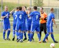 Bild: Hubert Ziegler
Endlich einmal wieder konnten sich die Raigeringer über Punkte freuen. Nach einer trostlosen Saison in der Landesliga starteten die Panduren mit einem Sieg in die neue Bezirksliga-Runde. Jetzt steht das erste Heimspiel auf dem Programm – und da geht es gleich richtig zur Sache: Zu Gast ist der SV Inter Bergsteig Amberg.
Die Spieler des SV Raigering klatschen sich vor dem Anpfiff gegenseitig ab