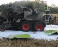 Bild: Polizei
Restlos ausgebrannt ist die Strohpressmaschine auf einem abgeernteten Feld.