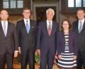 Bild: gib
Bürgermeisterin Gertrud Maltz-Schwarzfischer (Zweite von rechts) und Bayerns Heimatminister Albert Füracker (links) gratulierten dem neu gewählten IHK-Präsidenten Michael Matt (Zweiter von links), dem scheidenden Präsidenten Gerhard Witzany (Mitte) und IHK-Hauptgeschäftsführer Jürgen Helmes zum Jubiläum.
