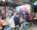 Bild: lep
Kirchenthumbach. (lep) Das Essen passte dazu, nur das Wetter meinte es nicht ganz so gut bei der „Italienischen Nacht“ der Oldtimerfreunde. Trotz kühler Temperaturen und grauer Wolken kamen die Gäste jedoch zum Gagglhof, um die Atmosphäre sowie die kulinarischen Schmankerl zu genießen. Der gesamte Innenhof des Anwesens war auf „Bella Italia“ abgestimmt. Aus den Boxen erklang leise Musik von Toto Cutugno, Adriano Celentano oder Umberto Tozzi.
Seit Jahren zaubern die Oldtimerfreunde für einen Abend Urlaubsstimmung in den Gagglhof. Die Bühne war mit Meer, Sand und Sonnenuntergang perfekt dekoriert. Zum leiblichen Wohlbefinden trugen Pizzas aus dem Backofen, Antipasti-Teller, Calamari und süße Speisen bei.
Passend zum Essen gab es verschiedene Weine; und nach dem Essen rundeten ein Espresso oder auch ein Schnäpschen rundeten das Ganze ab. Im Angebot war auch leckerer Hugo mit Zitroneneis. Unter Sonnen-/Regenschirmen und mit passender Kleidung war es ein gemütlicher Abend, so dass es die Besucher bis Mitternacht aushielten.