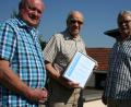 Bild: gpa
Wegen der hochsommerlichen Temperaturen erfolgt die Übergabe der Urkunde an den neuen Ehrenvorsitzenden des Rentner- und Pensionistenvereins Kirchenthumbach spontan im Freien. Unser Bild zeigt Hans „Ludwig“ Krapf (Mitte) mit Vorsitzenden Hans Joachim Heinzel (rechts) und Schatzmeister Gerd Stingl.