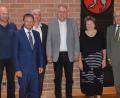 Bild: Kunz
Die Ausstellung eröffnen (von links) Dr. Sebastian Schott, Bürgermeister Jens Meyer, Dr. Andreas Wehrmeyer, Bürgermeister Lothar Höher, Petra Vorsatz und Dr. Wolf-Dieter Hamperl.