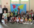 Bild: hl
Bürgermeister Werner Nickl (von links) und Pfarrer Heribert Stretz sowie (hinten mitte sitzend) Leiterin Kerstin Dilling (hinten sitzend, Mitte) feiern mit den Buben und Mädchen das Kindergartenfest.
