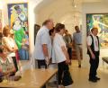 Bild: cs
Kurator Josef Schaller (rechts) erläutert die Konzeption der Lodes-Ausstellung in den neuen Räumen im ehemaligen Schenkl-Schulhaus.