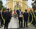 Bild: mab
Neben den Kollegen der Braut von der Sparkasse formierten sich auch die Feuerwehren nach dem festlichen Gottesdienst zu einem Spalier.
