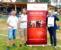 Bild: hai
Über das gelungene Crowdfunding-Projekt, die witterungsfeste Überdachung in Massivbauweise (im Hintergrund), freuen sich von links ASV-Vorsitzender Stephan Veigl sowie Filialbereichsleiter Peter Ferber und Vorstand Hans-Jörg Schön von der Sparkasse Oberpfalz Nord.