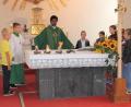 Bild: ral
Zum „Vater unser“ standen alle Kinder gemeinsam mit Pater Charles um den Altar.