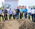 Bild: do
Im Baugebiet „Steinäcker“ entstehen an der Eschenbacher Ortseinfahrt ein bemerkenswertes Wohnprojekt mit insgesamt 16 barrierefreie Eigentumswohnungen. Zum Spatenstich traten Bauherren sowie Vertreter der Stadt und der Projekt- und Baufirmen an. Unser Bild zeigt (von links) die Bürgermeister Klaus Lehl und Peter Lehr, die Bauherren Michael und Corinna Dromann sowie Daniel Sper, zweiten Bürgermeister Karl Lorenz, Projektentwickler Stephan Rötzer, Projektleiter Stefan Grabinger und Gerhard Gruber von der Baufirma.