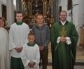 Bild: dob
Jonas Reger (vorne) steht ab sofort als Ministrant am Altar. Oberministrant Michael Biegerl (Zweiter von links) kümmert sich um den Neuen. Sebastian Kurzka (Zweiter von rechts) hört auf.
