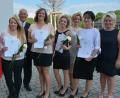 Bild: jr
Die besten Absolventinnen der dreijährigen Ausbildung wurden mit Staatsurkunden geehrt. Im Bild (von links) Klassenleiterin Catrin Dittmar, Alina Prinz, 3. Bürgermeister Heinz Dreher, Michala Schusterova, Stefanie Schosnig, Schulleiterin Monika Bötzl, Jennifer Winkler und Klassenleiterin Katrin Schraml.