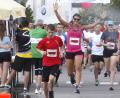 Bild: Hirsch
Die Läufer waren beim Firmen- und Familienlauf froh über jede Form der Abkühlung. Hier passieren sie gerade einen Wassersprenger.