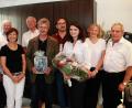 Bild: wro
Christine Prieschenk (3. von rechts) hat die bereits bestehende Praxis von Dr. Theodor Chita (rechts) übernommen. Bürgermeister Wolfgang Braun (Bildmitte) gratulierte im Namen der Gemeinde, Pfarrer Joseph (links)spendete den Segen. Im Bild Freunde, Mitarbeiter und Familie der Fuchsmühlerin.