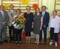 Bild: Dobmeier
Mit guten Wünschen für den Ruhestand und Blumen verabschiedet die Albert-Schweitzer-Grundschule ihre Rektorin Evelyn Dineiger. Mit dabei von links Stadtpfarrer Gerhard Pausch, OB Kurt Seggewiß und Ehemann Bernd Dineiger und von rechts Konrektorin Martina Werner, Ursula Barrois (Initiative), Michael Nickl und Bärbel Troidl-Heyder vom Rotary-Club Max-Reger und Schulamtsdirektorin Christine Söllner.