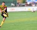 Bild: Alfred Schwarzmeier
Johannes Renner nimmt Maß und trifft: Mit einem herrlichen Freistoßtor in den Winkel schoss der Kapitän der SV Grafenwöhr seine Mannschaft zum 3:2-Heimsieg über die SpVgg Schirmitz.