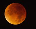 Bild: dpa
Bei einer Mondfinsternis leuchtet der Mond kupferfarben, manche sagen auch "Blutmond" zu ihm.