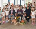 Bild: weu
Rektor Norbert Simeth (vordere Reihe Mitte) nahm den Dank und die Zukunftswünsche der Schulfamilie, von Bürgermeister Johann Graßl (vordere Reihe links) und Pfarrer Markus Urban (vordere Reihe rechts) entgegen. Lehrerin Monika Hödl (hintere Reihe Fünfte von rechts) gestaltete mit den Kindern eine würdige Abschiedsfeier.