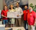 Bild: exb
Der Erlös aus dem Torwandschießen kommt dem Verein Karolina e.V. zugute. Bei der Spendenübergabe freuen sich Heiko Hering, Allianz Agentur Schirmitz, Alexander Wenzel (D`Weidna), Tina und Ralf Kiener (Karolina e.V), Dennis Jähring und Rüdiger Jähring.