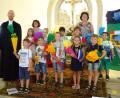 Bild: njn
Ab September sind die Vorschulkinder des Regenbogen-Kindergartens frische ABC-Schützen. Jetzt wurden sie in einem Gottesdienst mit Pfarrer Christoph Zeh (links) verabschiedet. Mit auf dem Foto Kindergartenleiterin Brunhilde Minnich (hinten rechts).