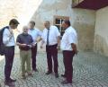 Bild: bey
Architekt Rudi Meißner (2. von links) und Bürgermeister Josef Beimler (rechs) stellen CSU-Kreistagsvorsitzenden und Landtagskanditat Stephan Oetzinger (links), Bezirksheimatpfleger Dr. Tobias Appl (3. von links) und Bezirkstagsvizepräsident Lothar Höher (2. von rechts) die Planung für die Saniierung des Lobkowitzschlosses vor.