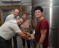 Bild: dob
Das 120-jährige Behringer-Brauerei-Jubiläum wird am ersten Augustwochenende groß gefeiert. Dazu gibt es sogar ein eigens von Braumeister Maximilian Hösl (links) gebrautes historisches Jubiläums-Weißbier. Schirmherr Andreas Wutzlhofer durfte die erste Probehalbe aus dem "Zwickl" zapfen. Seniorchefin Ingrid Albrecht und Tochter Nicole