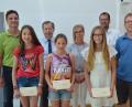 Bild: dob
Rosina Ritzka (Dritte von rechts) aus der 6 a schafft als Schulbeste einen Notendurchschnitt von 1,0. Ihr folgen Sarah Woppmann aus Lerau (Zweite von links) mit 1,10 und Sophia Schuller aus Roggenstein mit 1,11 (Mitte).