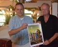 Bild: Kunz
Uli Narr, der Vorsitzende des Weidener Comic-Clubs (links), und Perry-Rhodan-Experte Gerhart Renner gratulieren "Nick dem Weltraumfahrer" mit einem eigens angefertigten Poster zum 60. Geburtstag. Bild: Kunz