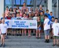 Bild: wbe
Die Klasse 4b, ihre Lehrerin Katrin Kaulbach und Rektorin Gunda Köstler präsentieren stolz das Logo der Hilfsorganisation, für das sich die Kinder mächtig ins Zeug gelegt haben.