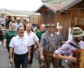 Bild: njn
Einzug zum Dorffest mit (von links) Bürgermeister Hans Donko und Festleiter Erwin Häupler sowie voran Musiker Johannes Dötterl.