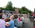 Bild: bey
Die Terrasse im Freibad ist restlos besetz, "Paul und Harry" (rechts) unterhalten mit Countrymusik und internationlien Schlagern.