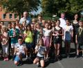 Bild: wro
58 Buben und Mädchen der Jahrgänge 2008 bis 2009 der Wiesauer Grundschule stellen ihr Können mit dem Zweirad unter Beweis. Die MSC-Vertreter Franz Höcht (Hintere Reihe, Zweiter von rechts) und Franz Negratschker (hinten links) überreichen gemeinsam mit Grundschulleiterin Inge Dick (zweite Reihe, rechts) Pokale und Medaillen an die Sieger.