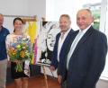 Bild: upl
Vernissage bei Dr. Krammer in Freudenberg. Mit dabei (von links): Kümmersbrucks Bürgermeister Roland Strehl, Künstlerin Nina Ferstl, Zahnarzt Dr. Roman Krammer und Freudenbergs 2. Bürgermeister Franz Weiß.