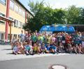 Bild: edo
Über leckeres Eis von ihrer Schulleiterin freuten sich die 63 Kinder, Kolleginnen und Vertreter des Elternbeirats. Nach zwei Jahren an der Grundschule Oberbibrach kehrt Hedwig Forster (hinten, Fünfte von links) nach Speichersdorf zurück.