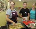 Bild: Hirsch
Realschüler Felix Brendel (Mitte) macht zusammen mit der Studierenden der Landwirtschaftsschule, Anja Schmid (links), Blätterteigschnecken, rechts Schulleiterin Elisabeth Beer.