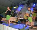 Bild: jr
Der „Froschhaxn-Express“ spielte am Samstagabend zünftig auf. Normalerweise treten die sechs Jungs nur auf großen Volksfesten wie Straubing und Regensburg auf, am Samstag spielten sie in Großensees. Obwohl der Besuch besser hätte sein können, ließen sich die Feierwütigen und Partygänger nicht entmutigen. Die „Nacht der Tracht“ wurde doch noch ein Volltreffer