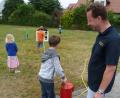 Bild: usc
Der kleine Feuerlöschgiebel lockte den potenziellen Feuerwehr-Nachwuchs an, der sehr schnell lernte, mit der Handpumpe beim Löscheinsatz umzugehen.