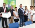 Bild: Hirsch
Landrat Thomas Ebeling, die Bürgermeister Manfred Rodde und Hans Prechtl, Stiftungsvorsitzender Dr. Karl Sauer, Schülerin Leonie Müller, Rektor Helmut Schuster, Jugendsozialarbeiterin Marina Simon, Josefine Hirn vom Gesundheitsamt und Schüler Can Ali Akdogan (von links) freuten sich über den Sieg beim Präventionswettbewerb der Sieglinde-Nothacker-Stiftung.