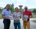 Bild: awo
Der Vorsitzende des Vereins Via Carolina – Goldene Straße, Alfred Wolf, präsentiert mit den beiden für das Projekt betrauten Mitarbeitern Ida Petioka und Vaclav Vrbik (von links) die ersten Exemplare des Magazins.