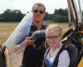 Bild: kro
Große Vorfreude auf den Rundflug mit einem Gyrocopter bei der 12-jährigen Luisa Völkl. Dahinter ihr Pilot Anton Moll.